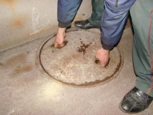 Au furat 700 de kilograme de fier vechi de pe o barjă